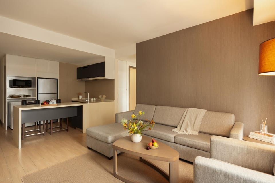 Coffee/tea facilities, Living room, Seating area, microwave, oven, washing machine, dryer, kitchen