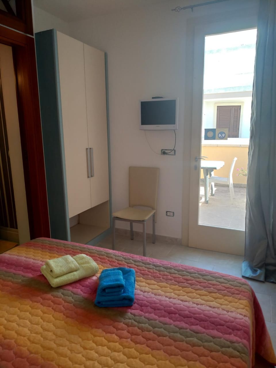 Communal lounge/ TV room, Bed, Photo of the whole room, Bedroom