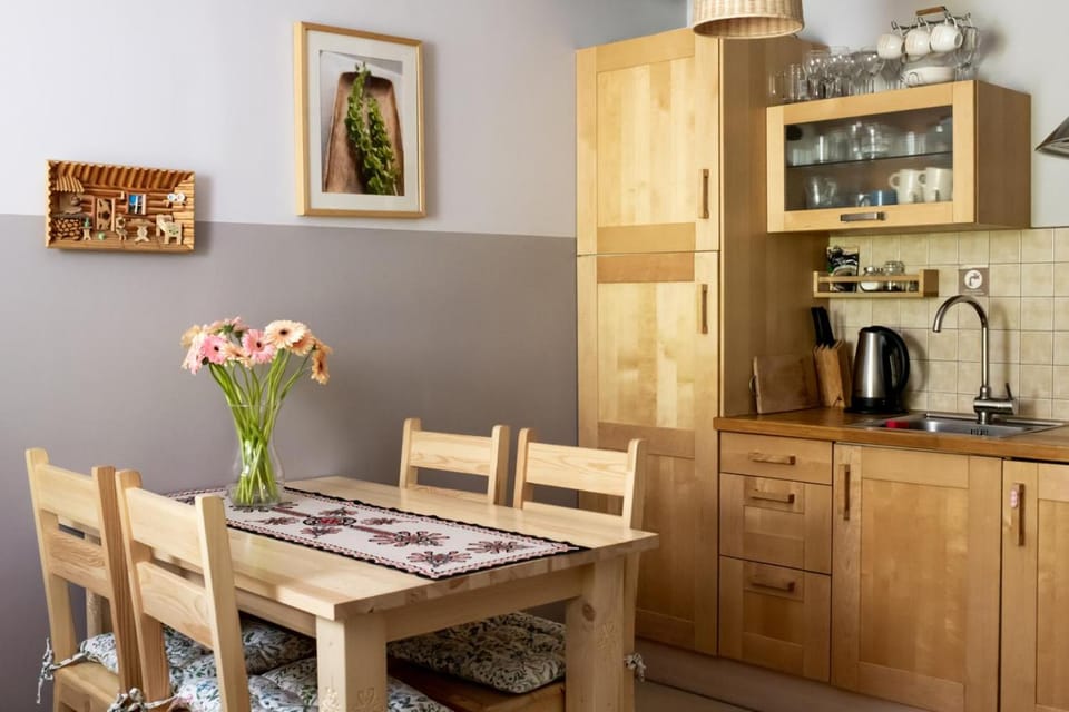 Kitchen or kitchenette, Dining area
