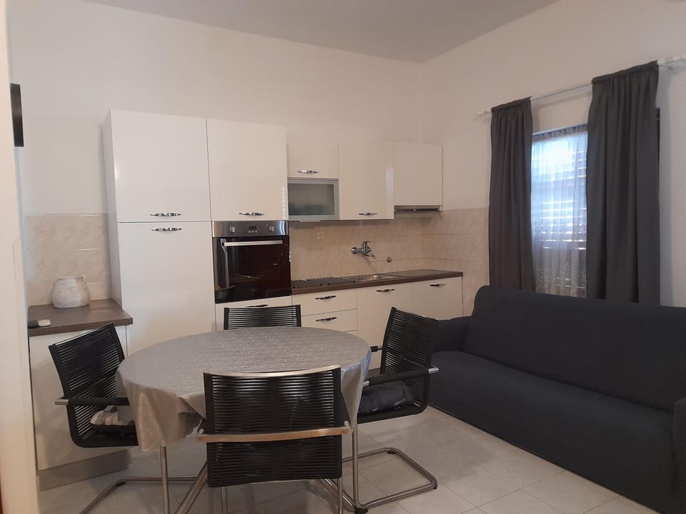 Living room, Seating area, Dining area, oven, kitchen