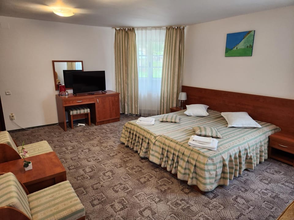 Bed, TV and multimedia, Photo of the whole room