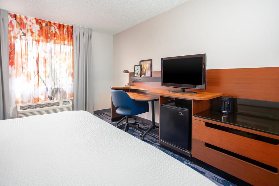 TV and multimedia, Seating area, Bedroom