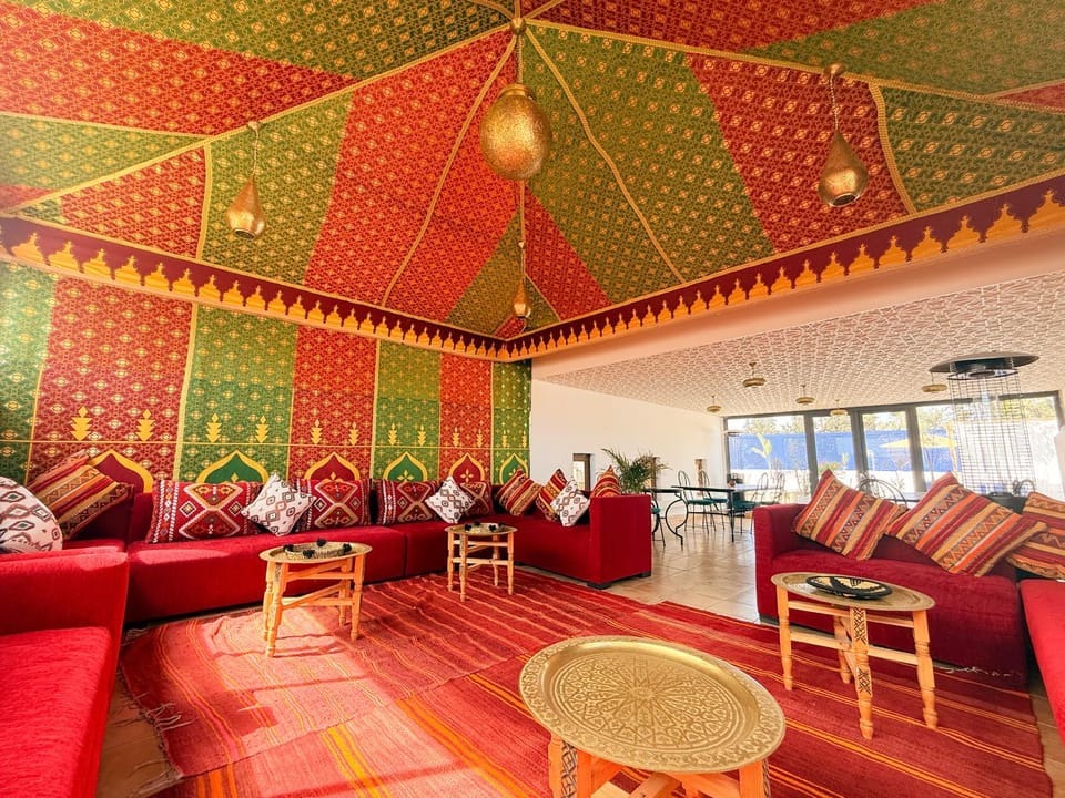 Restaurant/places to eat, Living room