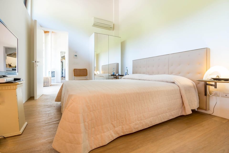 Bed, TV and multimedia, Bedroom, air conditioner