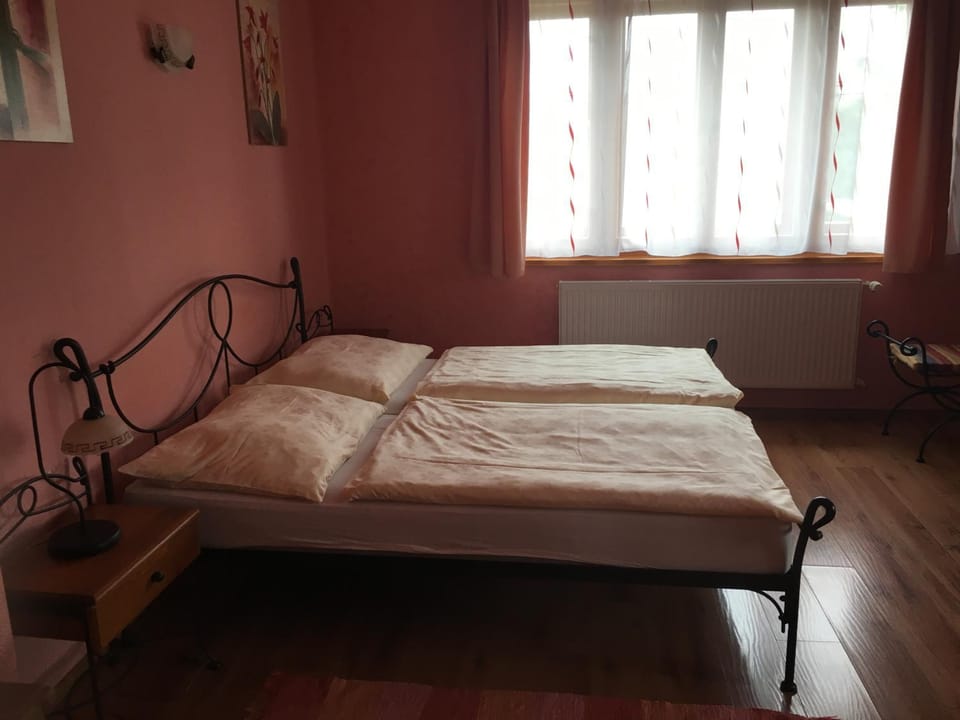 Bed, TV and multimedia, Seating area, Bedroom