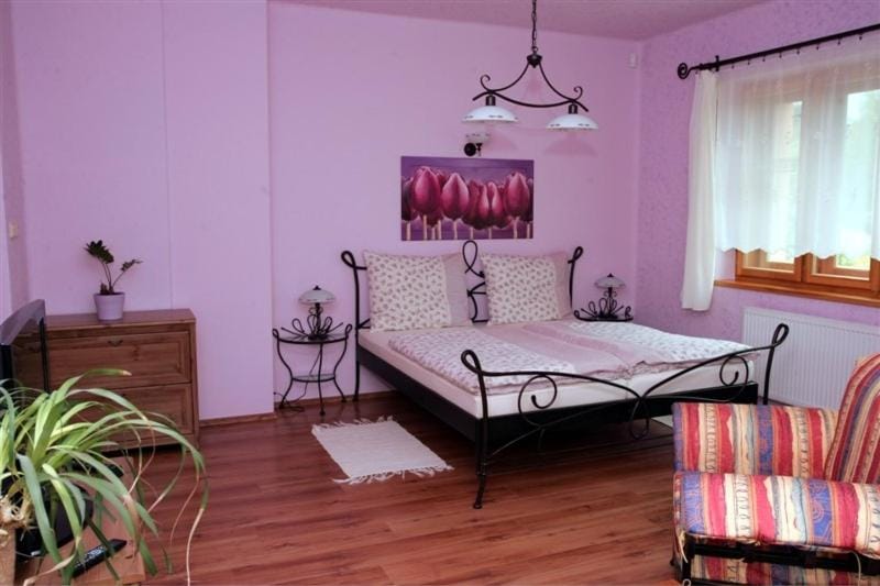 TV and multimedia, Seating area, Bedroom