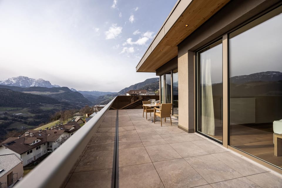 View (from property/room), Balcony/Terrace, Mountain view