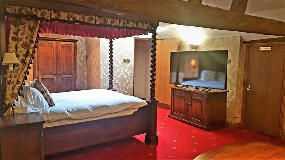 Bed, TV and multimedia, Photo of the whole room, Bedroom