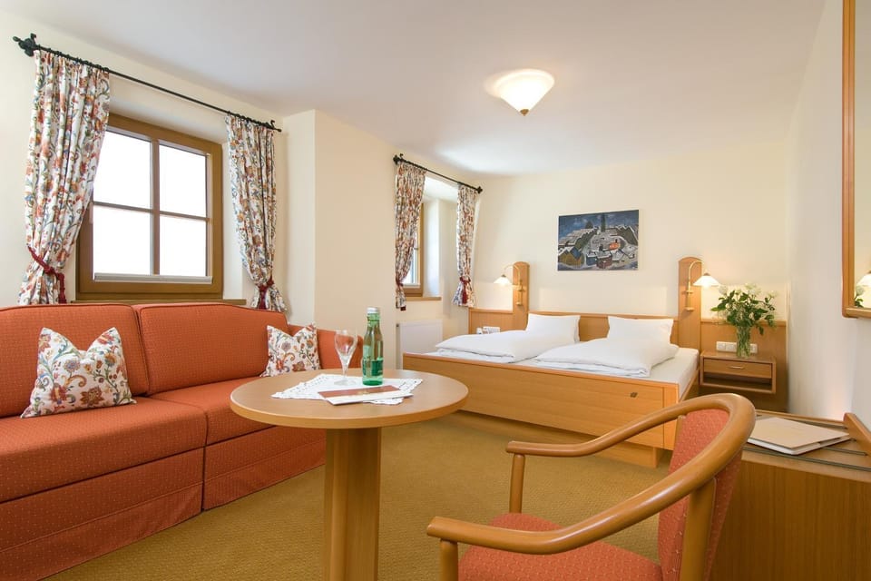 Bed, Photo of the whole room, Seating area