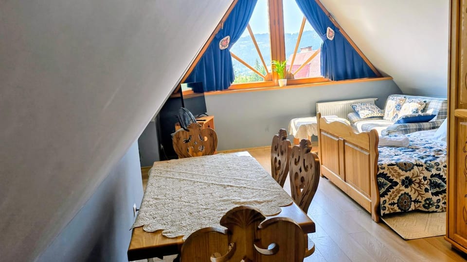 Bed, Seating area