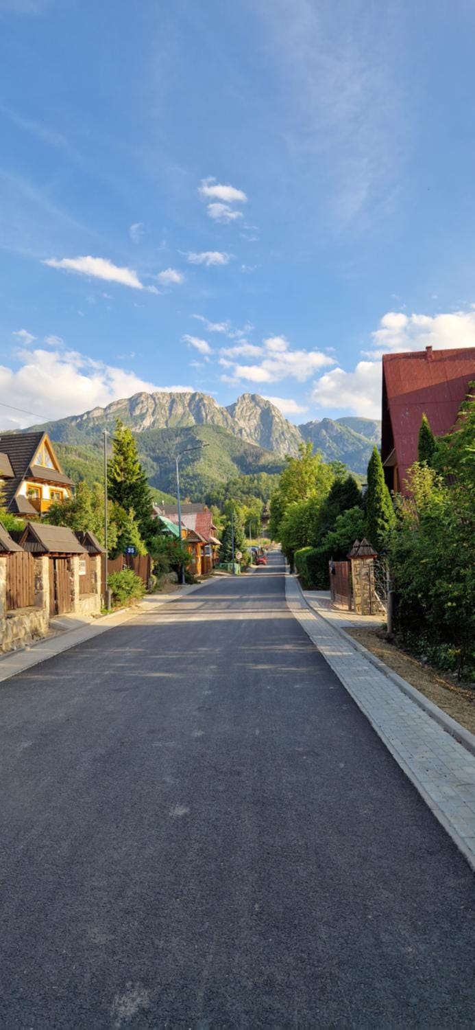 Day, Neighbourhood, Natural landscape, Mountain view, Street view