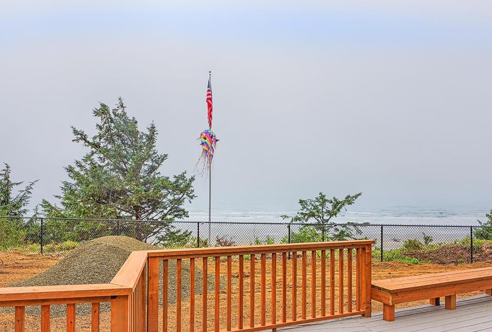 Beachfront Moclips Retreat w Hot Tub Fire Pit House in Moclips