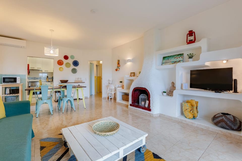TV and multimedia, Kitchen or kitchenette, Living room, Seating area, Dining area