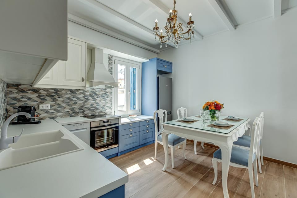 Kitchen or kitchenette, Dining area, stove