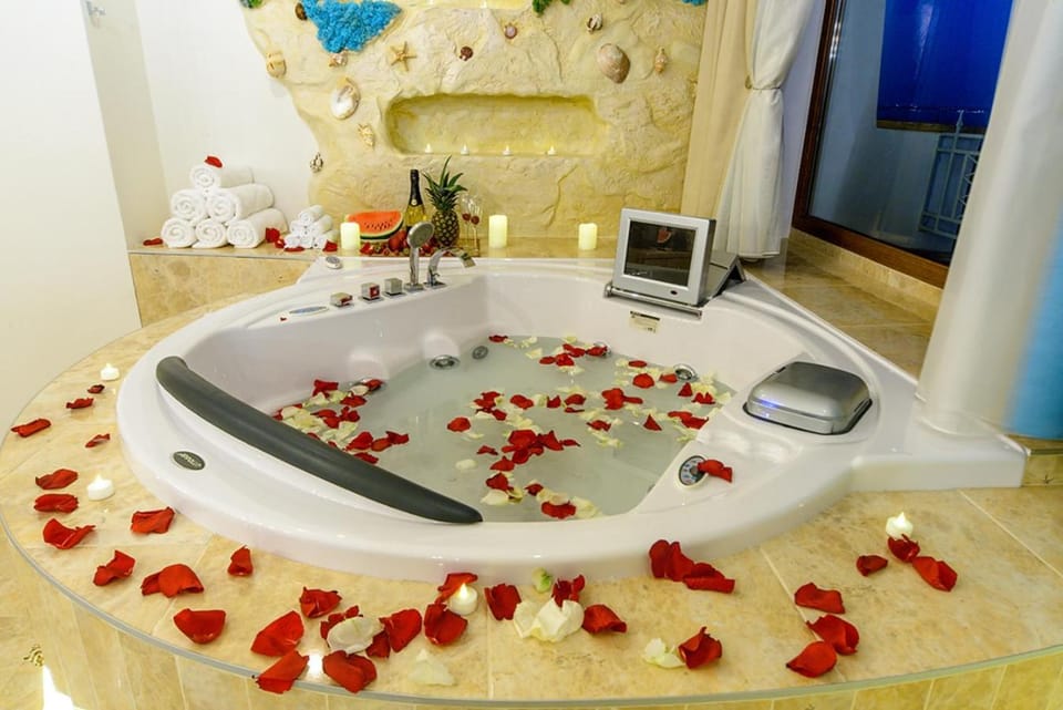 Hot Spring Bath, Hot Tub, Bathroom, Spa and wellness centre/facilities, Seating area, City view, Sea view
