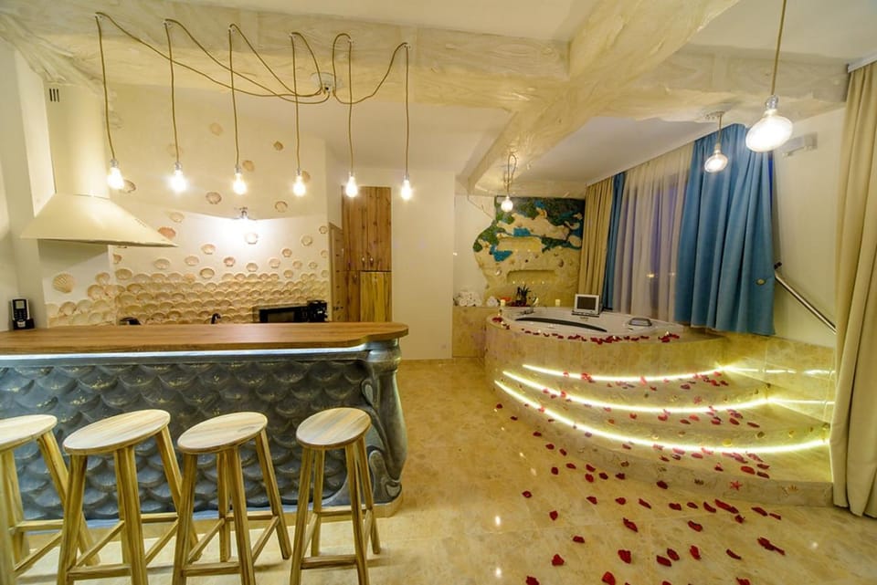 Hot Tub, Living room, Seating area, City view, Sea view
