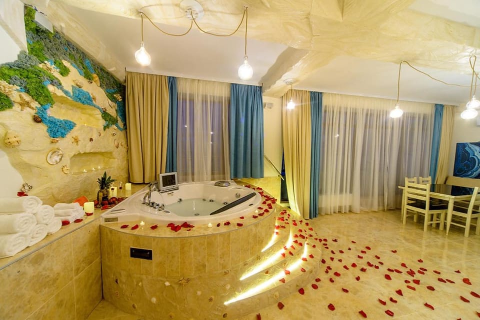 Hot Tub, Sauna, Living room, City view, Garden view, Sea view