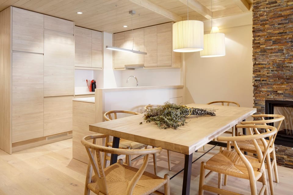 Kitchen or kitchenette, Dining area