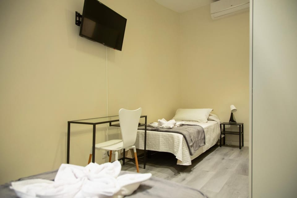Bed, TV and multimedia, Photo of the whole room, Bedroom, towels, air conditioner