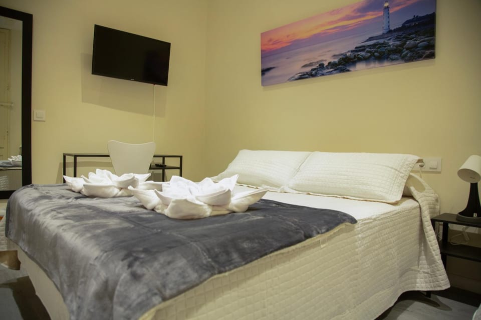 Bed, TV and multimedia, Photo of the whole room, Bedroom, towels