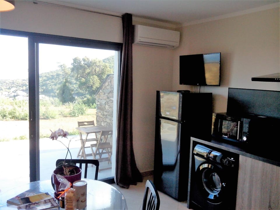 Kitchen or kitchenette, Dining area, minibar
