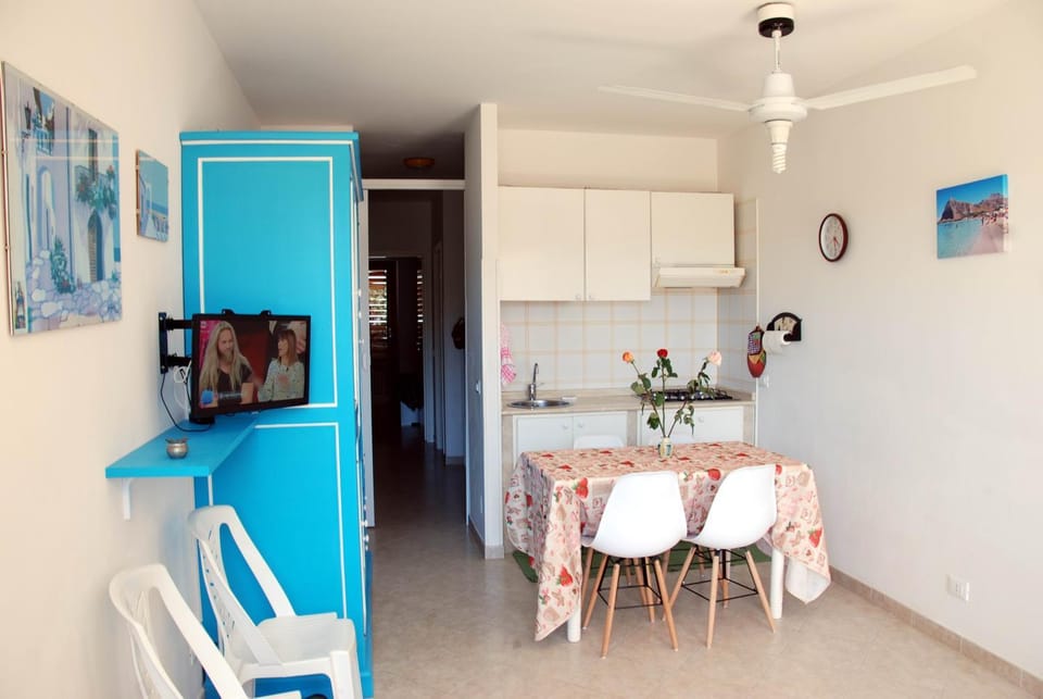 TV and multimedia, Coffee/tea facilities, Kitchen or kitchenette, Seating area, Dining area, Communal kitchen