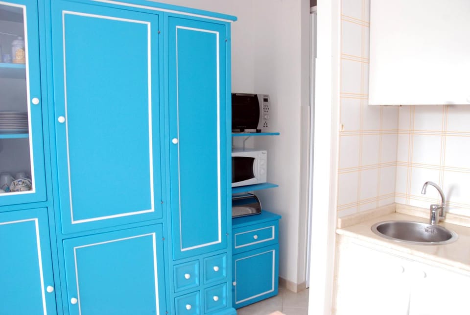 Coffee/tea facilities, Kitchen or kitchenette, Living room, Dining area