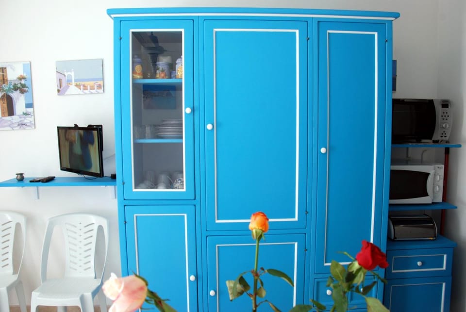 Coffee/tea facilities, Kitchen or kitchenette, Living room, Dining area
