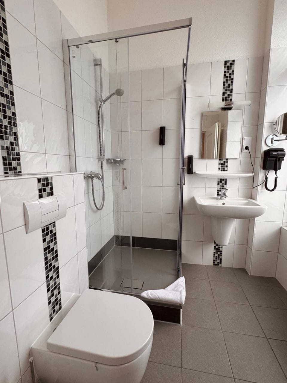 Shower, Toilet, Bathroom, towels