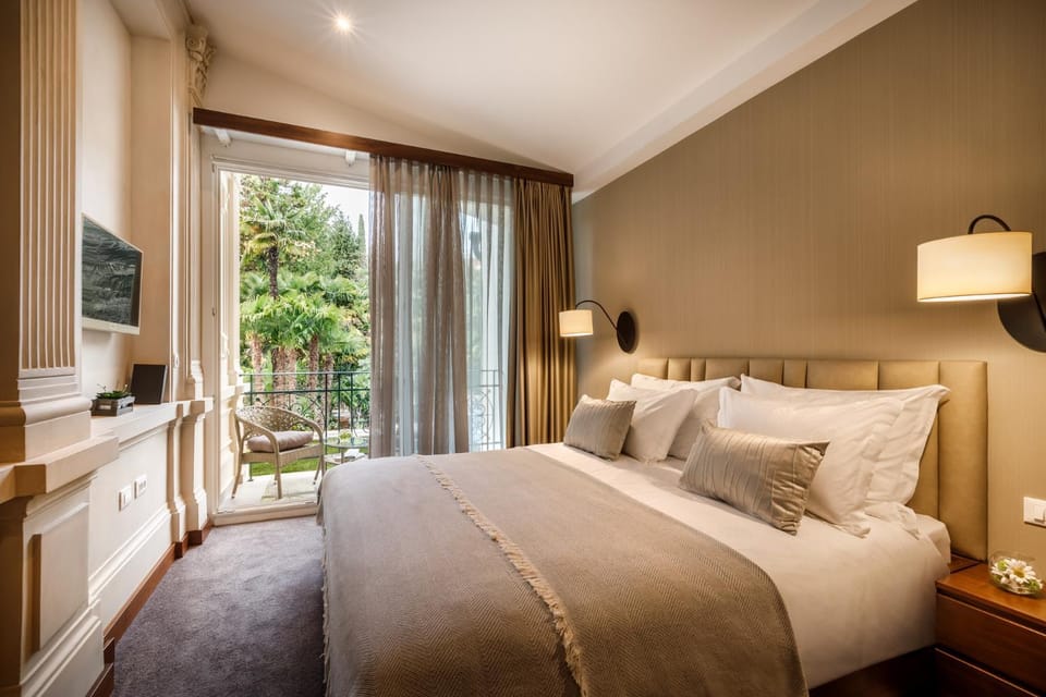 Bed, Bathroom, Balcony/Terrace, Bedroom, Quiet street view