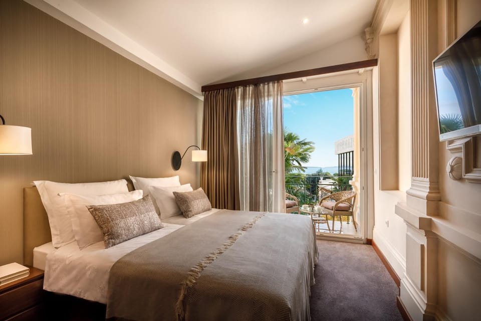 Balcony/Terrace, Bedroom, Pool view, Sea view