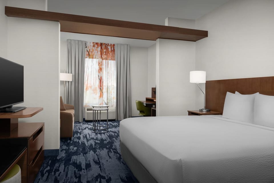 TV and multimedia, Photo of the whole room, Seating area, Bedroom