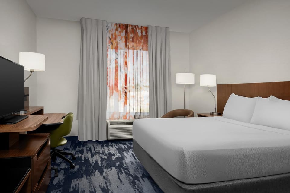 Bed, TV and multimedia, Bedroom