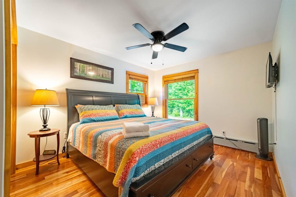Bed, TV and multimedia, Bedroom