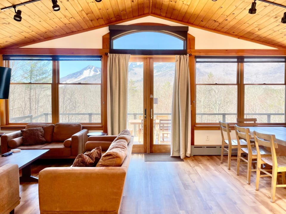 Living room, Dining area, Mountain view