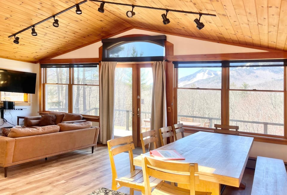 TV and multimedia, Living room, Dining area, Mountain view