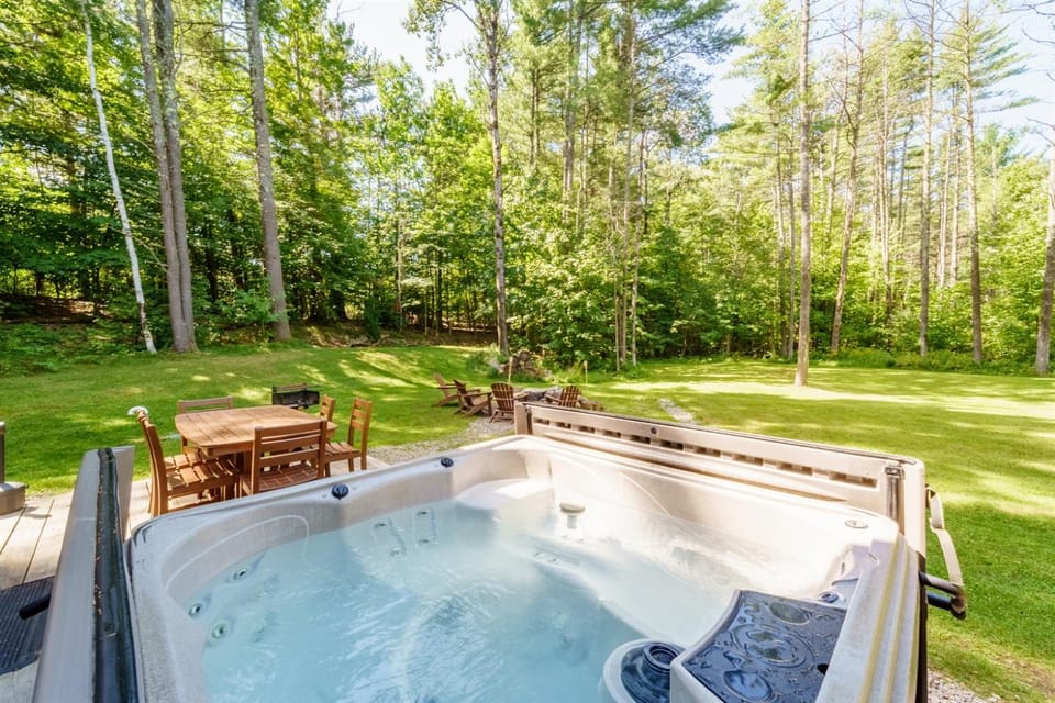 Spring, Hot Tub, Dining area