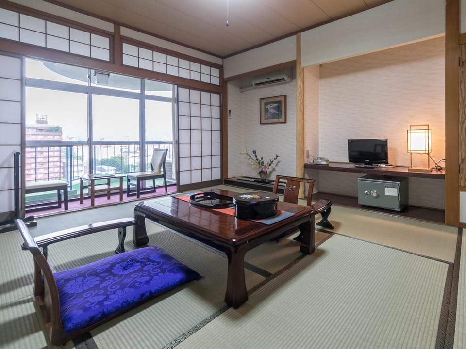 Photo of the whole room, River view