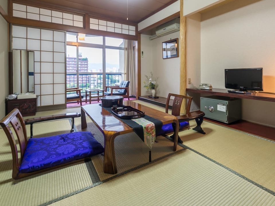 Photo of the whole room, River view