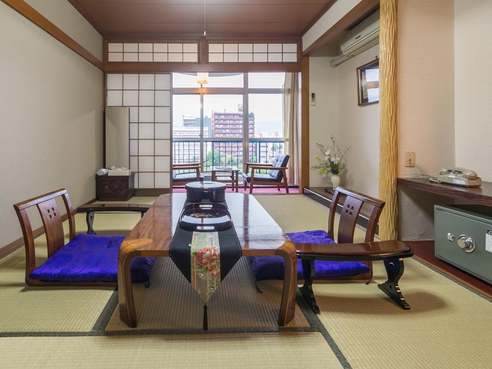 Photo of the whole room, River view