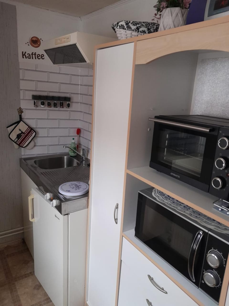 Kitchen or kitchenette