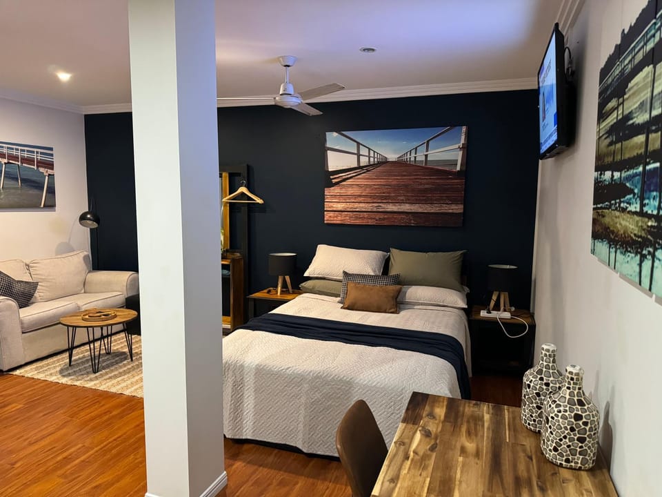 Bed, Photo of the whole room, Seating area, Bedroom