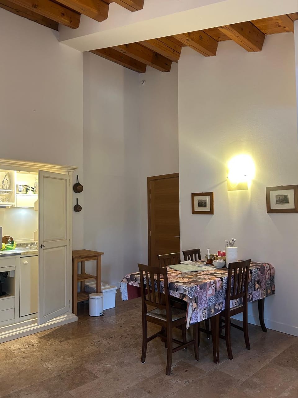 Kitchen or kitchenette, Dining area