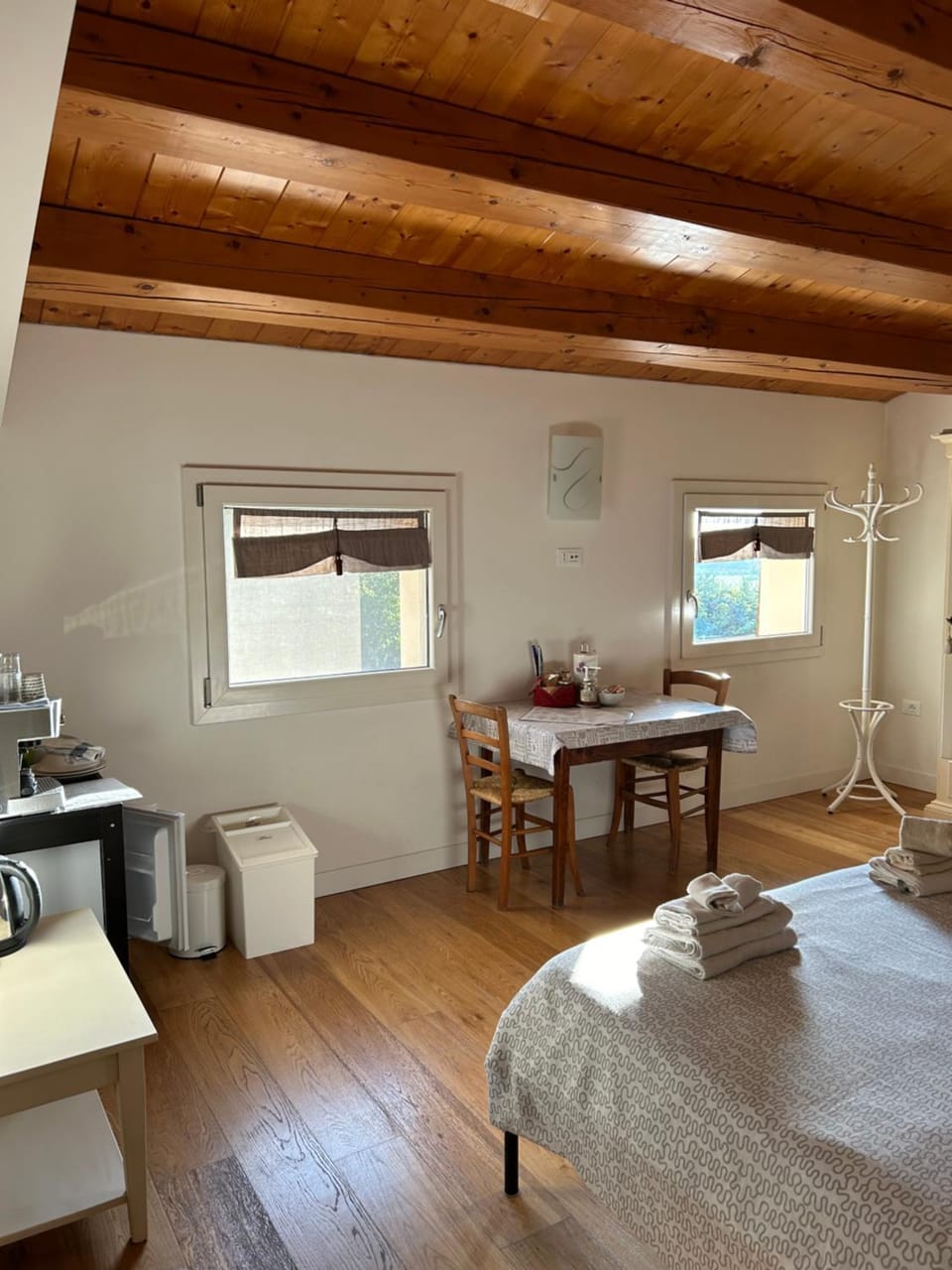 Photo of the whole room, Dining area