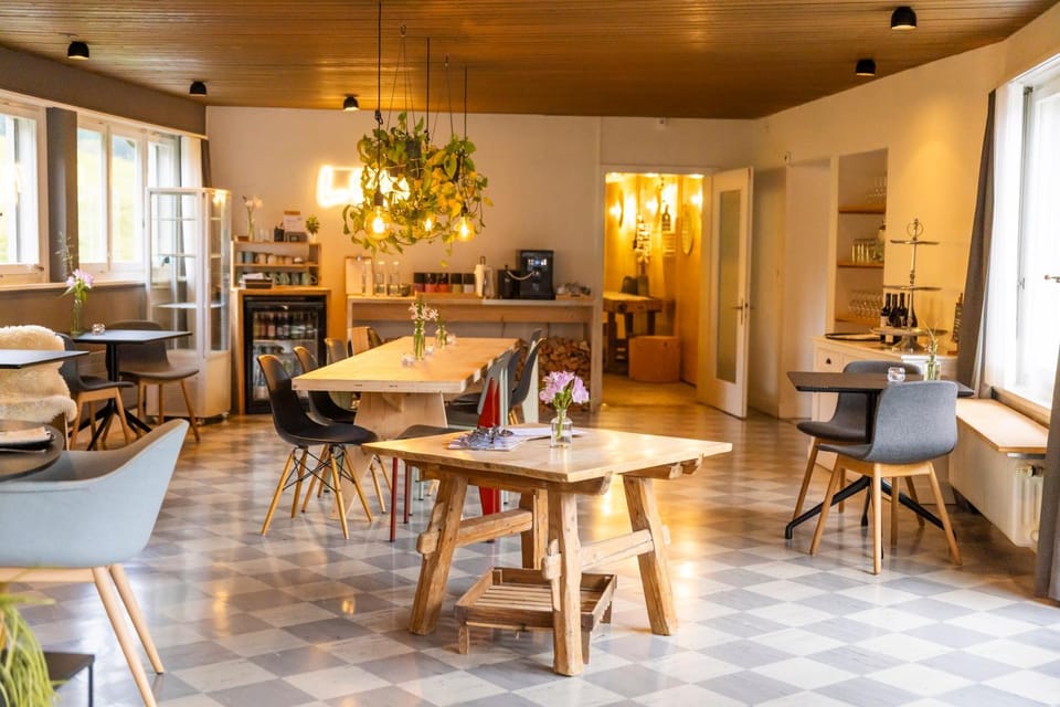 Restaurant/places to eat, Banquet/Function facilities, Seating area, Dining area, minibar