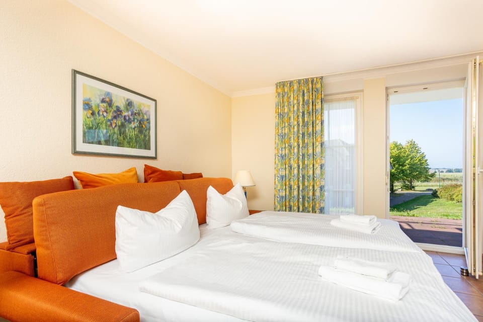 Bed, Living room, Photo of the whole room, Bedroom, Garden view