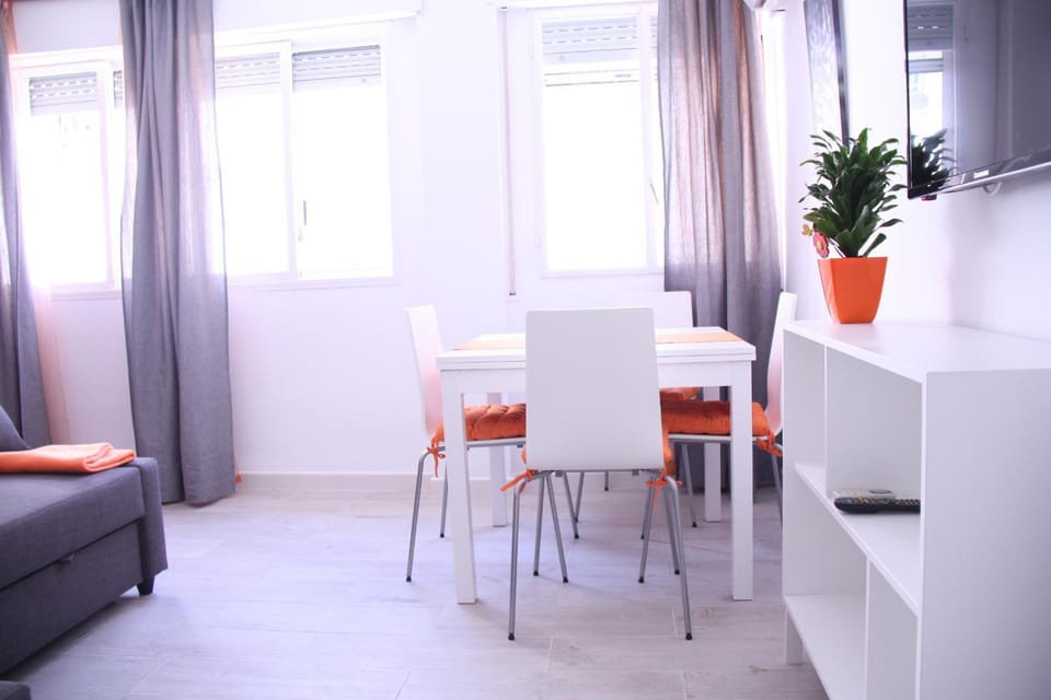 Day, Dining area