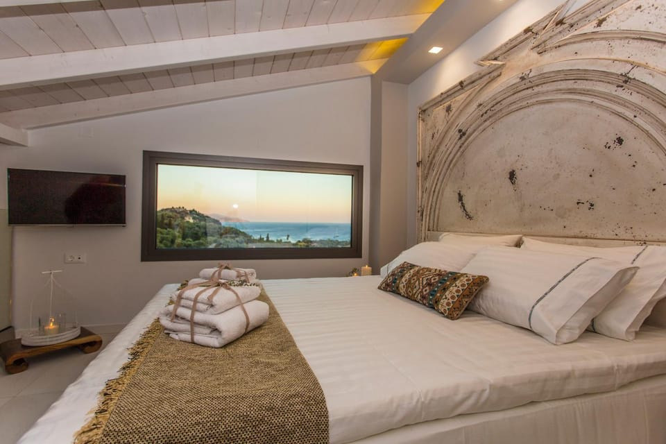 Bed, City view, Landmark view, Mountain view, Sea view