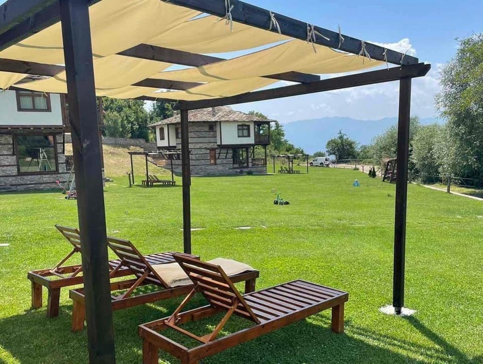 Property building, Patio, Natural landscape, Garden, Garden, Garden view, Mountain view, sunbed