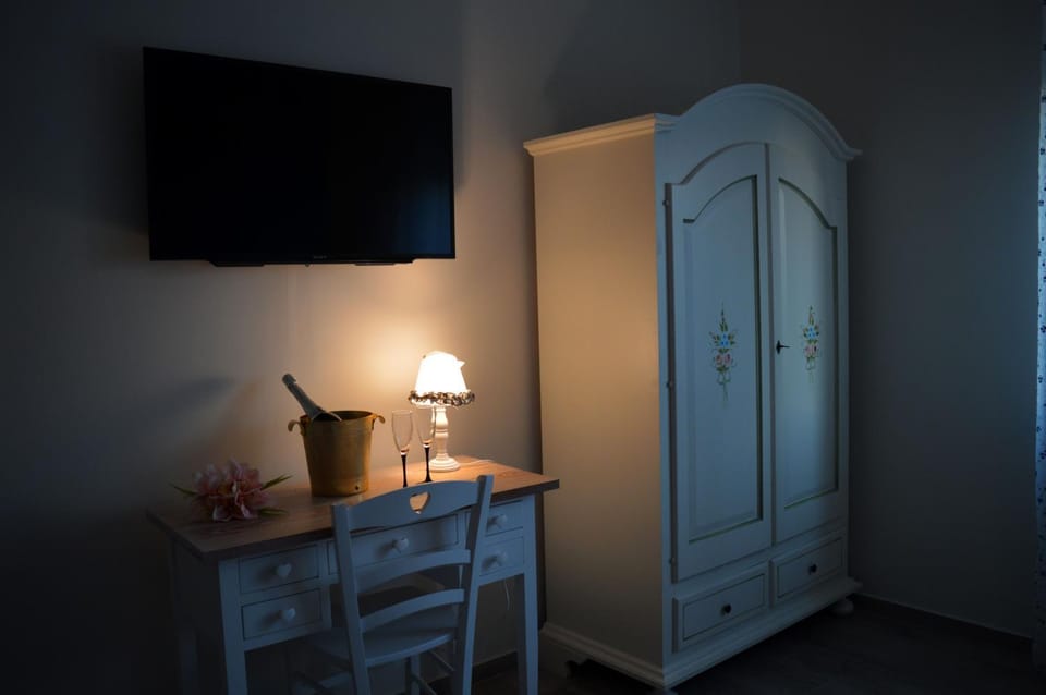 TV and multimedia, Photo of the whole room, Decorative detail, Bedroom